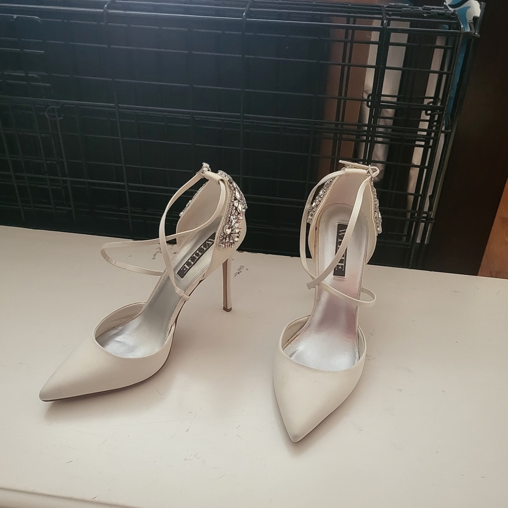VERA WANG WHITE HEELS WITH BEAUTIFUL STONES SIZE 10